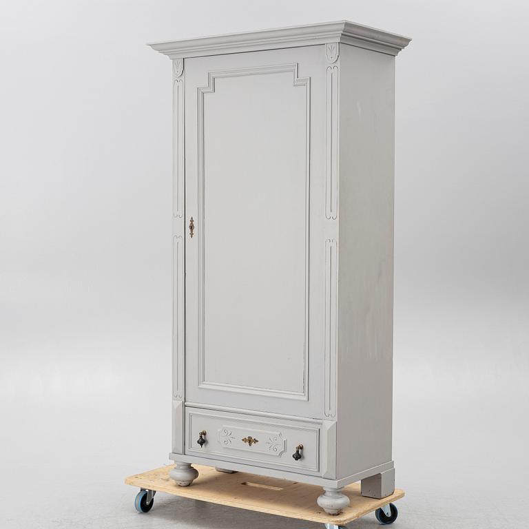 Klädskåp från omkring år 1900.