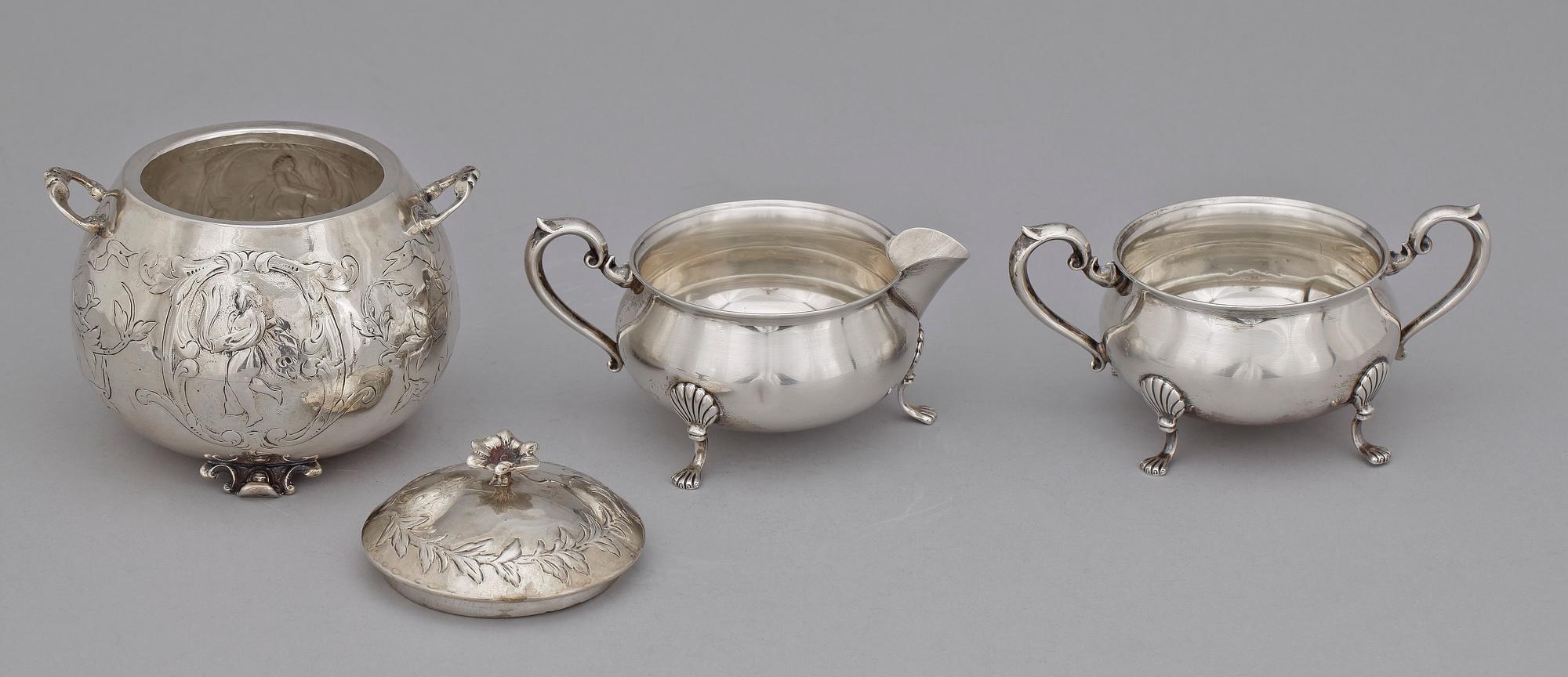 SOCKERSKÅL, GRÄDDKANNA SAMT SKÅL MED LOCK, silver, troligen England 1900-tal. Tot ca 480 g.