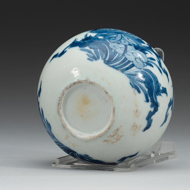 A blue and white vase, Qing dynasty, 19th Century.