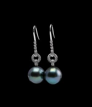 583. KORVAKORUT, Tahitinhelmiä 13 mm, briljanttihiottuja timantteja n. 0.25 ct. 18K valkokultaa. Paino 8,7 g.