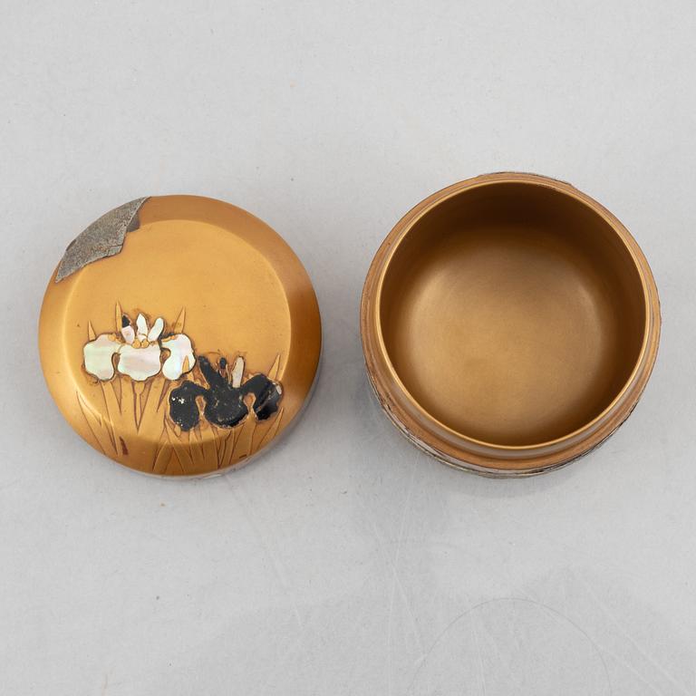 A Japanese porcelain tureen with cover and a lacquer box with cover, early 20th century.