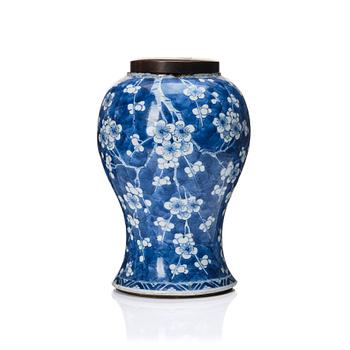 A blue and white Chinese vase, Qing dynasty, Kangxi (1662-1722).