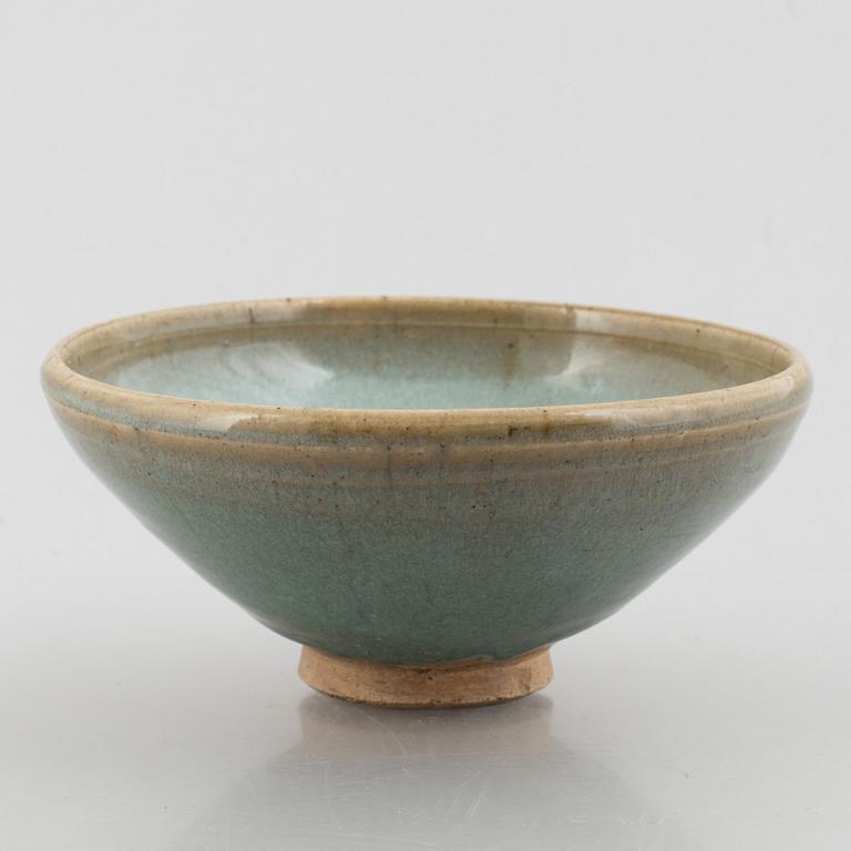 A Junyao glazed bowl. Yuan / Ming dynasty.