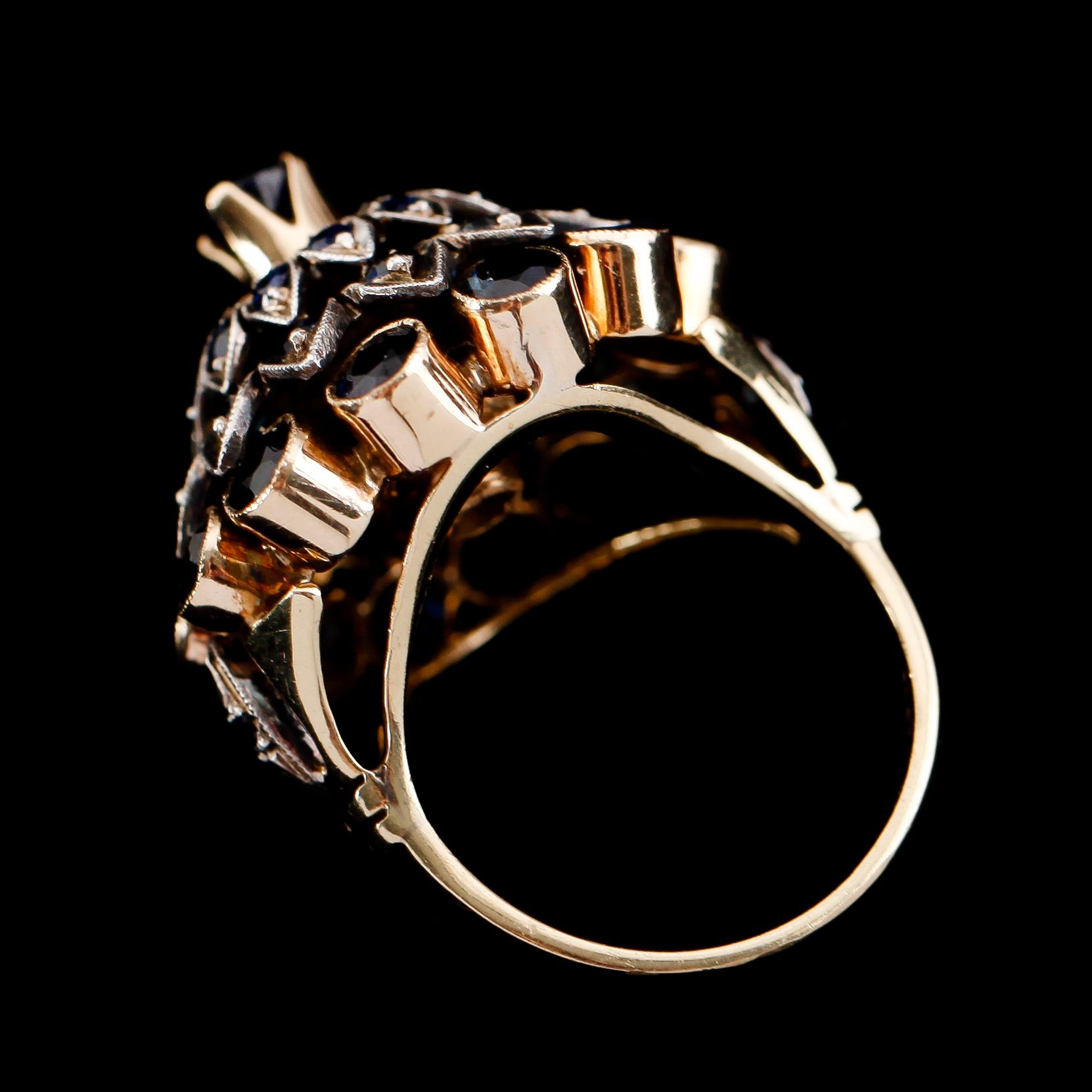 RING, 18 k guld, s k cocktailring med safirer.