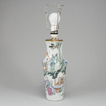 A famille rose vase, turned into a table lamp, Qing dynasty, late 19th century.