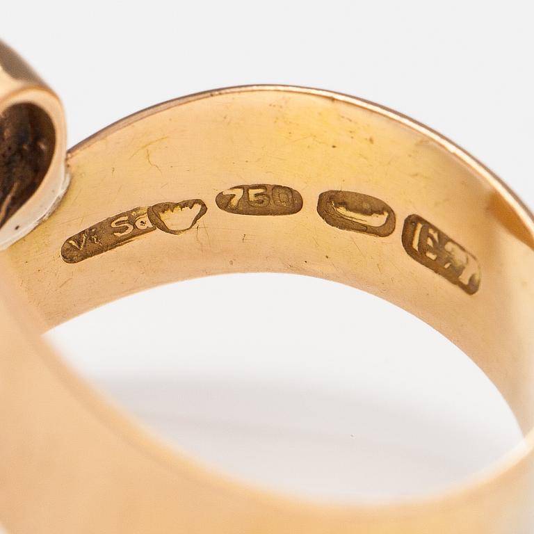 An 18K gold ring with a sapphire and a ruby. Helsinki 1958.