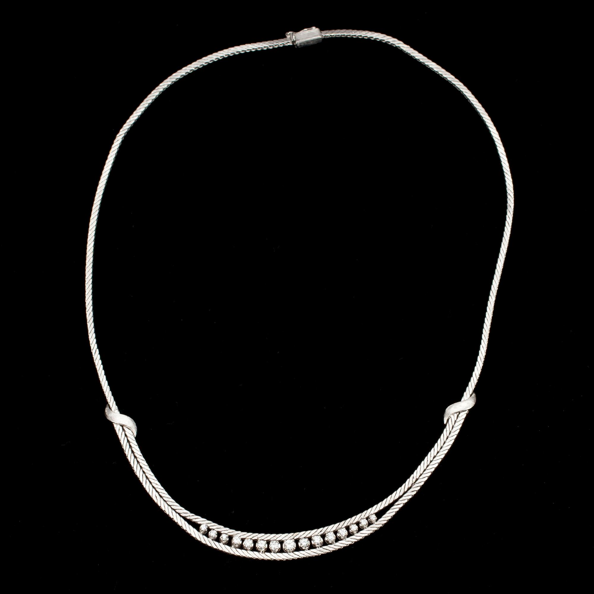 COLLIER, 18K vitguld med briljantslipade diamanter tot. ca 0,60 ct. Vikt 26,3 g.