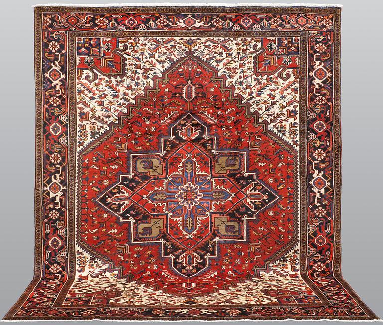 A Heriz / Gorovan carpet, ca 307 x 246 cm.