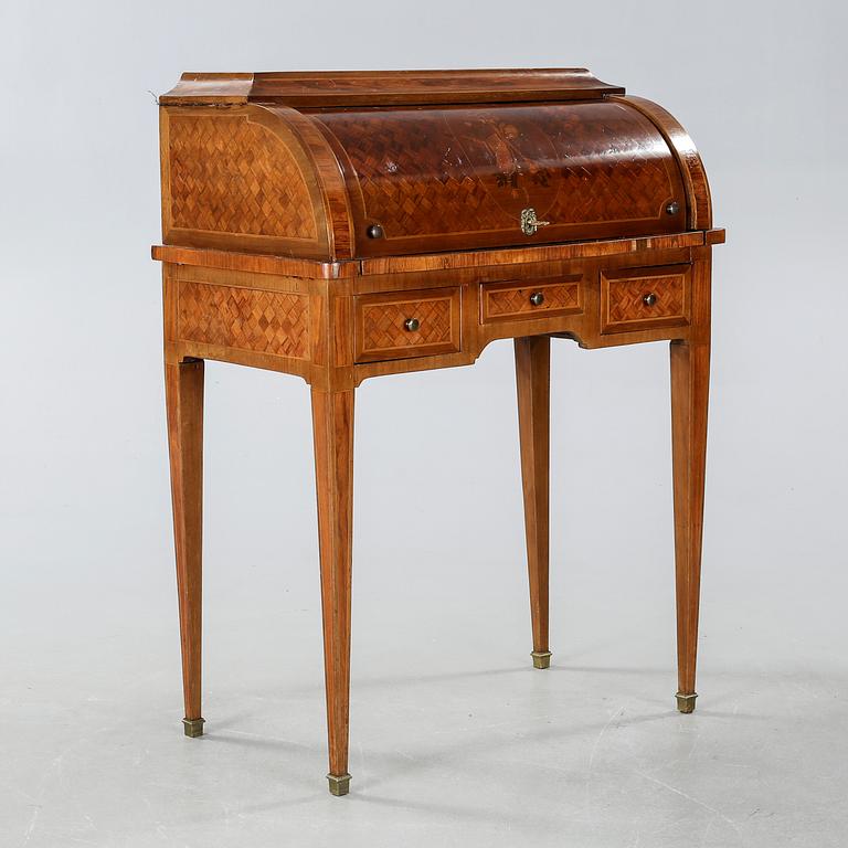 RULLKLAFFSSEKRETÄR, Louis XVI-stil, 1900-talets första hälft.