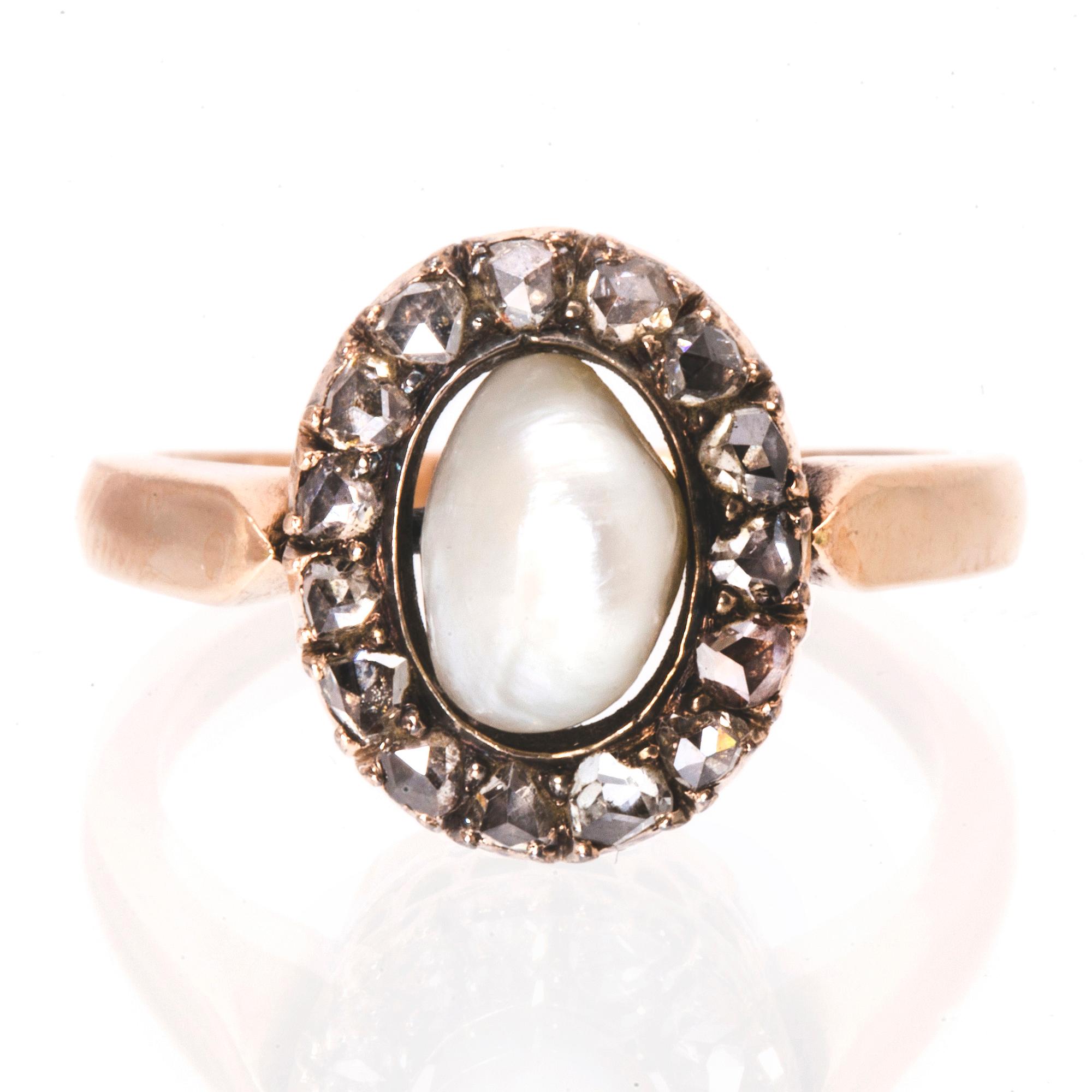 Ring 14K guld med 1 pärla ca 7 mm och rosenstenar.