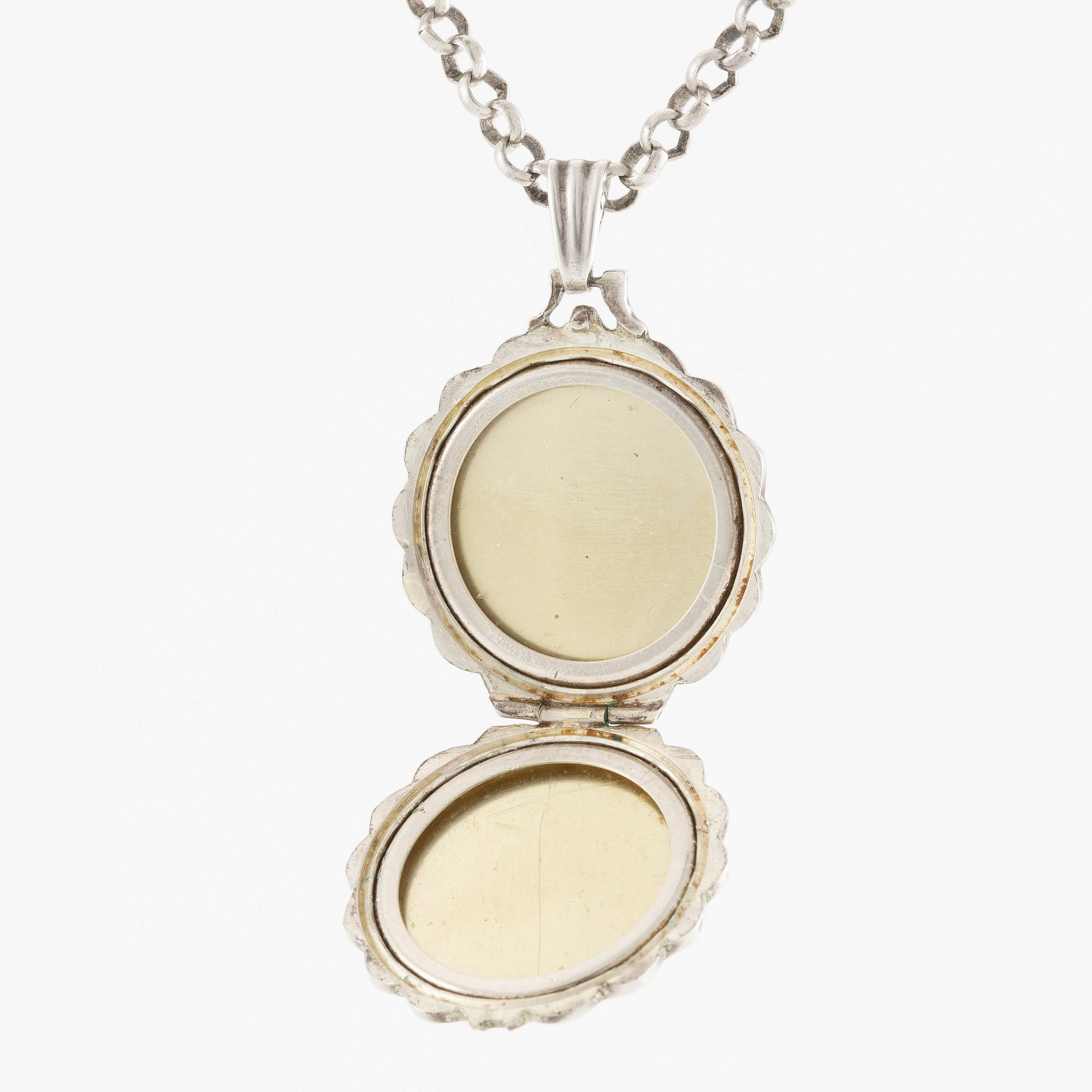 Medallion with photo compartment, with chain, silver.