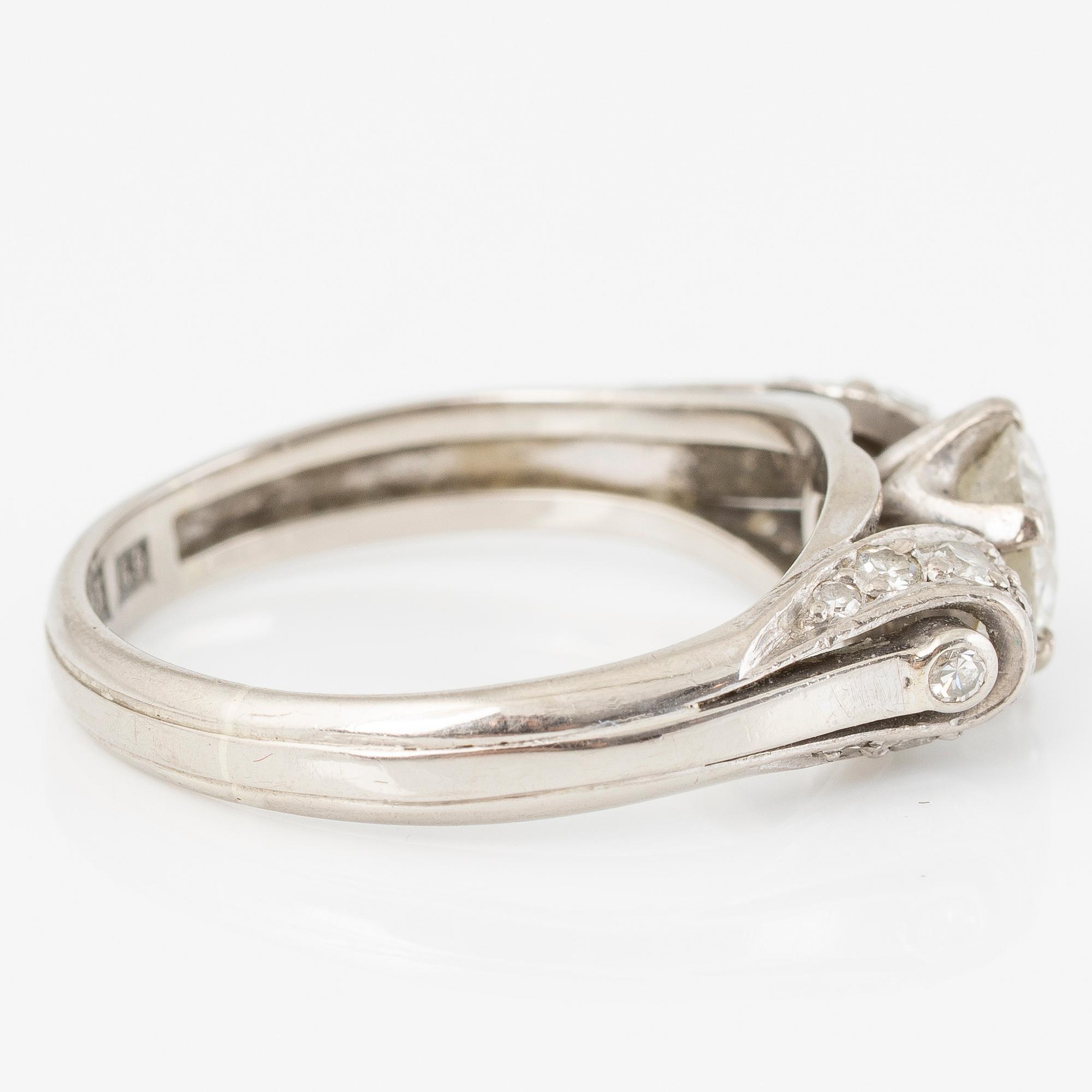 Ring, CG Hallberg, 18K guld med en rund briljantslipad diamant och åttkantslipade diamanter.