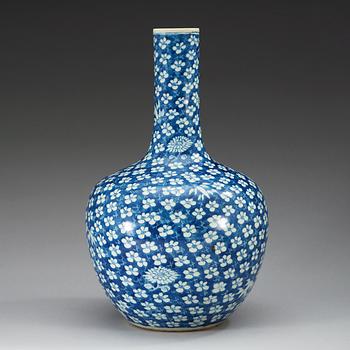 A blue and white vase, Qing dynasty, 19th Century, with Qianlongs seal mark.