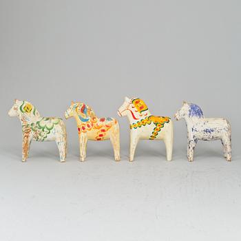 13 Dala horses.