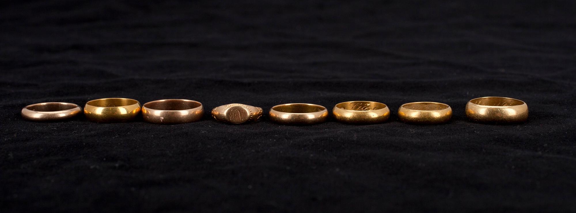 RINGAR, 8 st, guld, 1900-tal. Vikt ca 43,2 g.