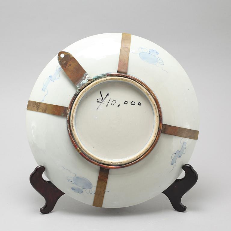 A Japanese porcelain dish, circa 1900.