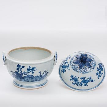 A blue and white dinner service, Qing dynasty, Qianlong (1736-95). (70 pieces).