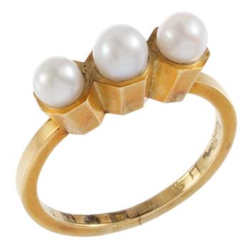 1146. Wiwen Nilsson, A Wiwen Nilsson 18 k gold ring with three pearls, Lund 1947.