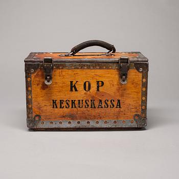 SCHATULL, trä, metall och läder, 1900-talets första hälft.