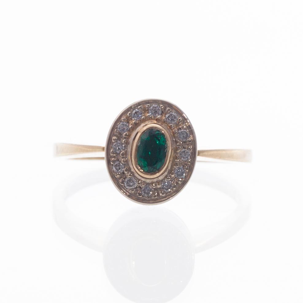 RING, 18K guld, smaragd, briljantslipade diamanter. 1992. Vikt ca 3,9 g.