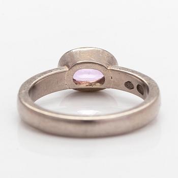 Sormus, 18K palladiumvalkokultaa, ovaalihiottu safiiri ja timantteja.