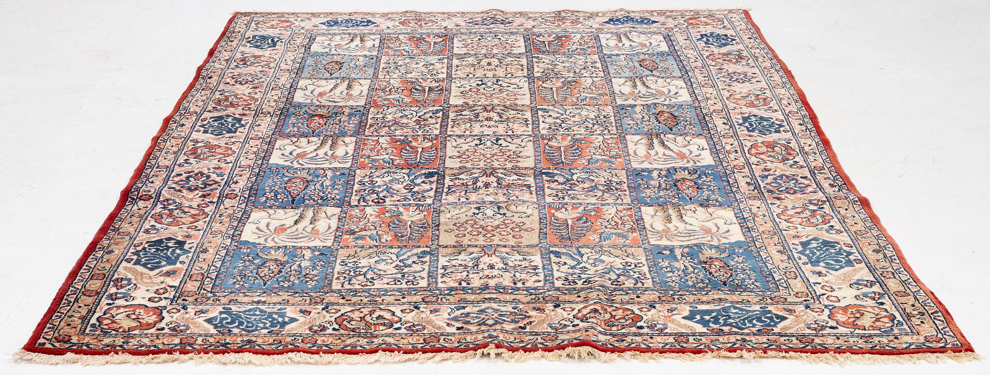 A Sarouk carpet, a. 310 x 210 cm.