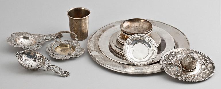 PARTI SILVER, 32 delar, mest Sverige, 1800-1900-tal. Totalvikt ca 3400 gram.