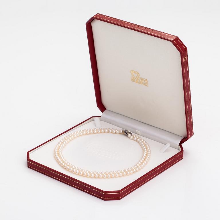 A two-strand pearl collier ja sterlinghopeaa.
