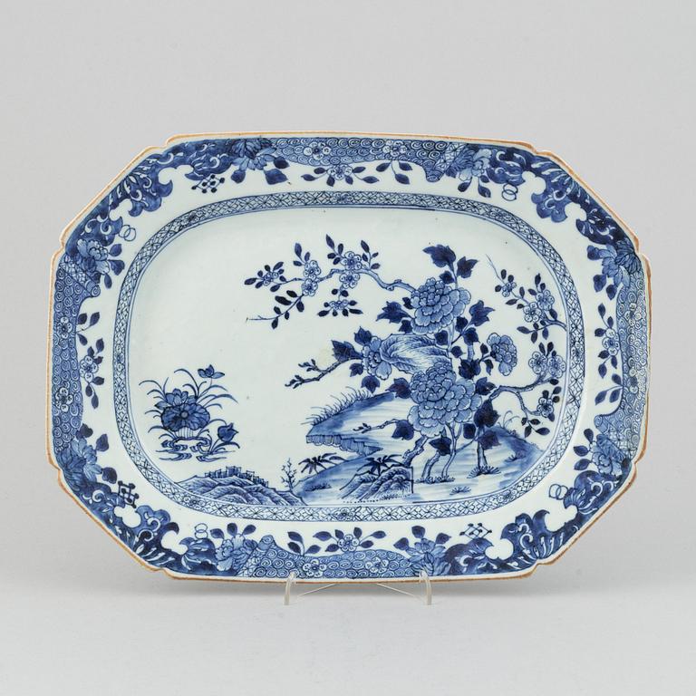 A blue and white serving dish, Qing dynasty, Qianlong (1736-95).