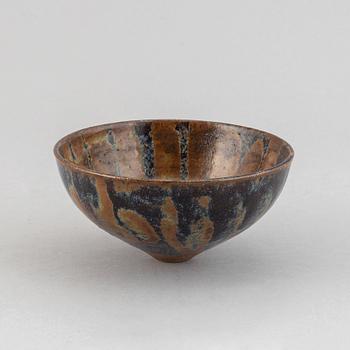 A Japanese tea bowl, 20th century.