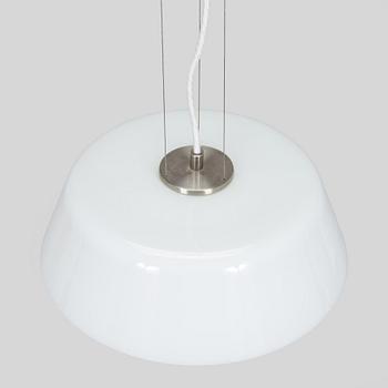 Arne Jacobsen, kattovalaisin "Stelling pendant" Louis Poulsen Tanska, 2002.