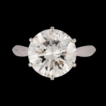 A brilliant cut diamond ring, app. 5.55 cts.