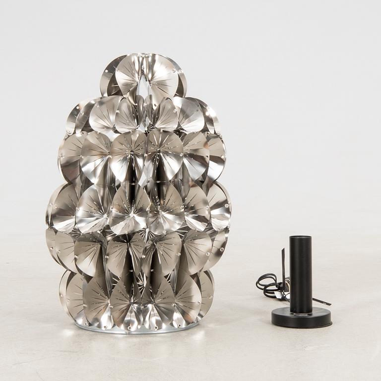 Lisa Hilland, bordslampa ur serien Glamrocks 2023.