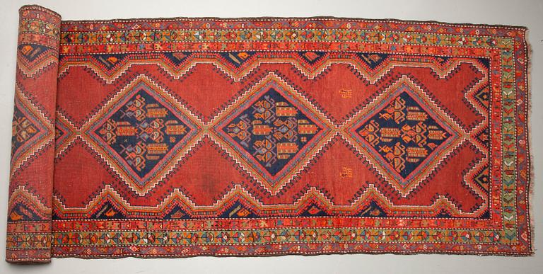 GALLERIMATTA, Karabagh, semiantik. Ca 430x110 cm.