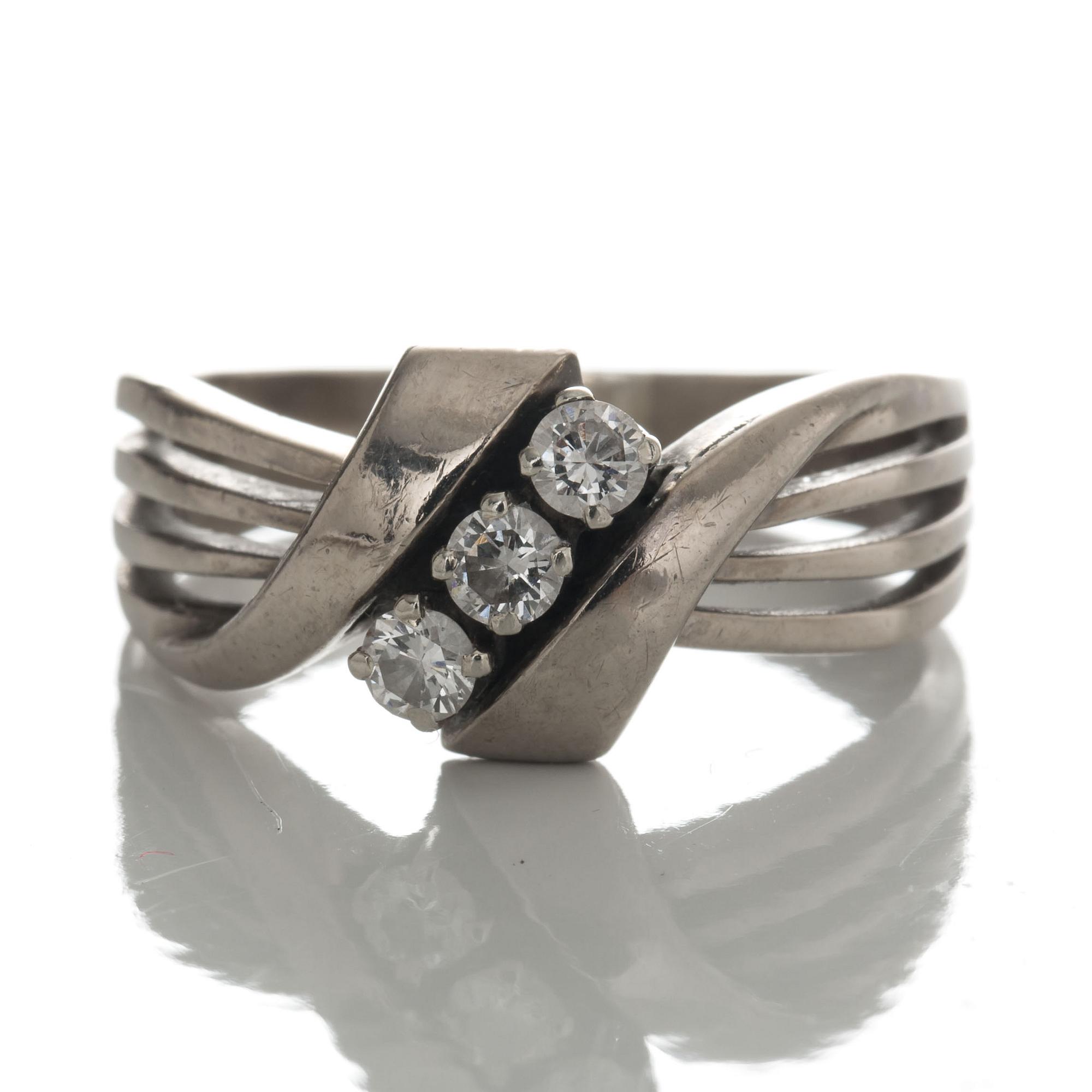 RING, 18 k vitguld med tre diamanter totalt ca 0,30 ct. Vikt ca 4 gram.