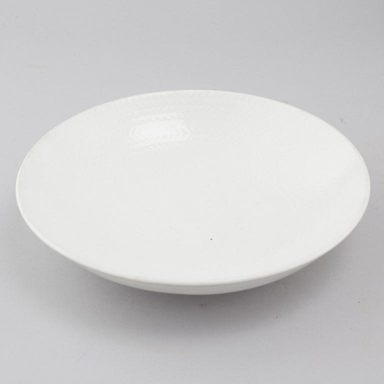 34 pieces of porcelain tableware by Hertha Bengtson for Rörstrand, model "Blå eld", second half of the 20th century.