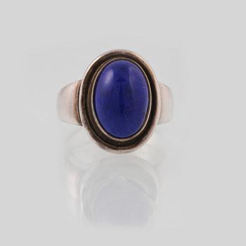 RING, sterlingsilver med cabochonslipad lapis lazuli, Georg Jensen. Vikt 7,1 gram.