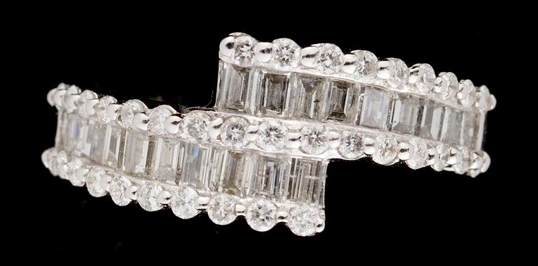 RING, 18K vitguld med briljant- och baguettslipade diamanter.