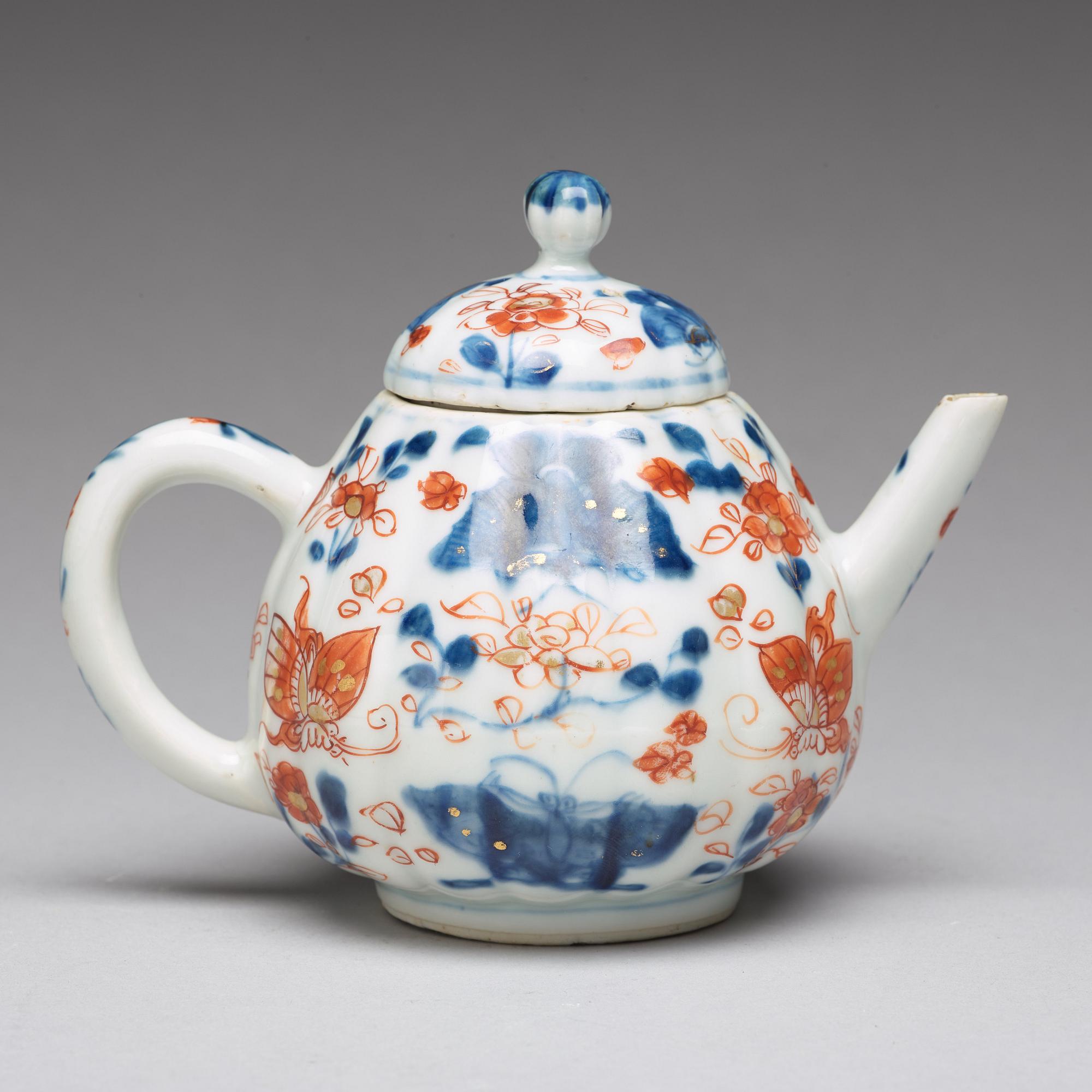 An imari tea pot with cover, Qing dynasty, 18th Century.