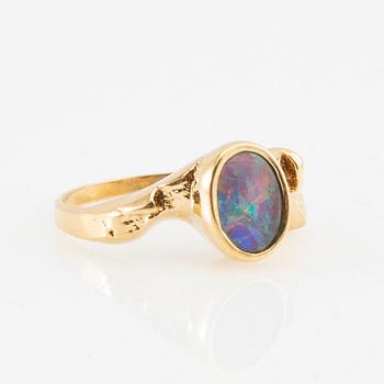 Ring in 18K gold with an opal triplet.