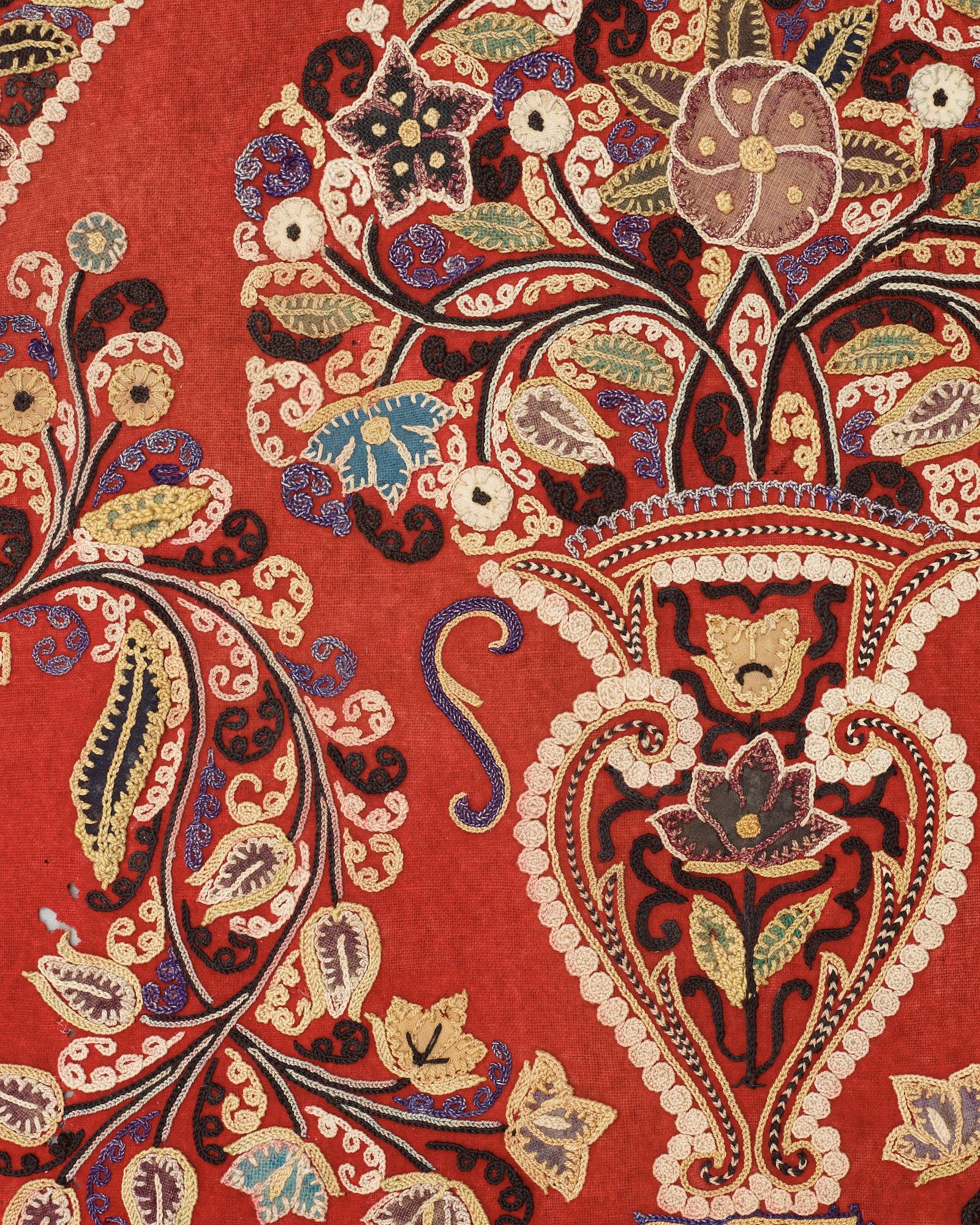 ANTIQUE RASCHT EMBROIDERY. 57 x 212,5 cm.