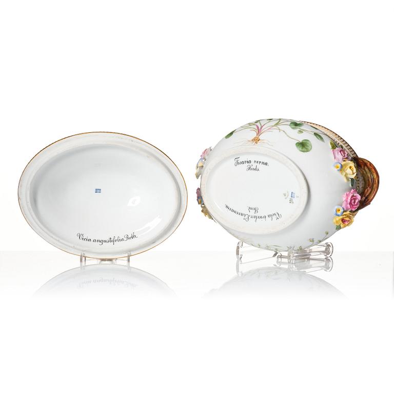 Terrin med lock, porslin. Royal Copenhagen, "Flora Danica", Danmark, omkring 1900.