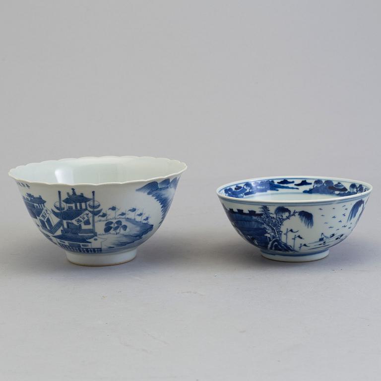 Two Chinese underglazed blue and white pocelain bowls, Qing dynasty, 19th century.