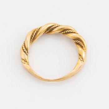 18K gold ring.