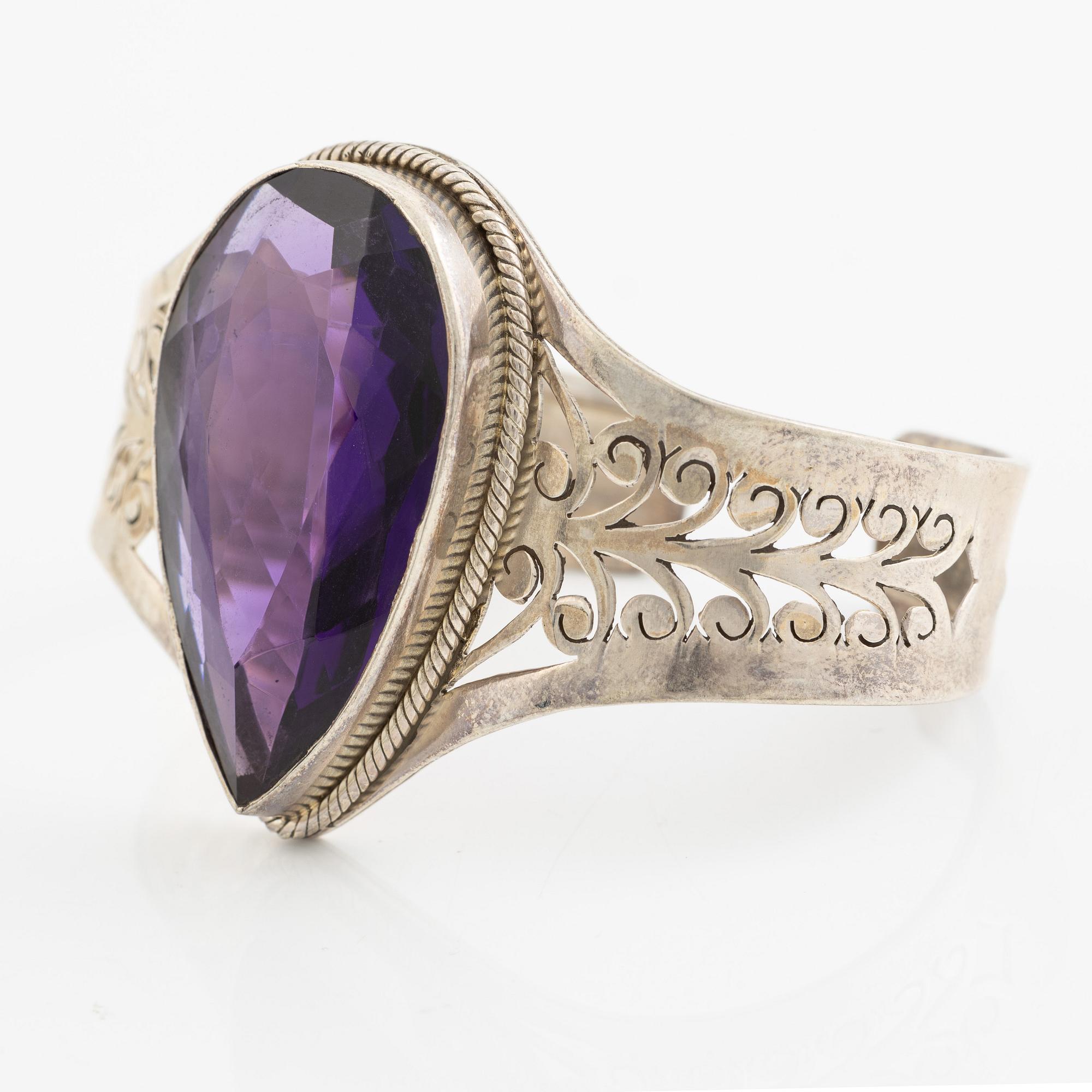 Arm ring, silver with drop-cut amethyst.