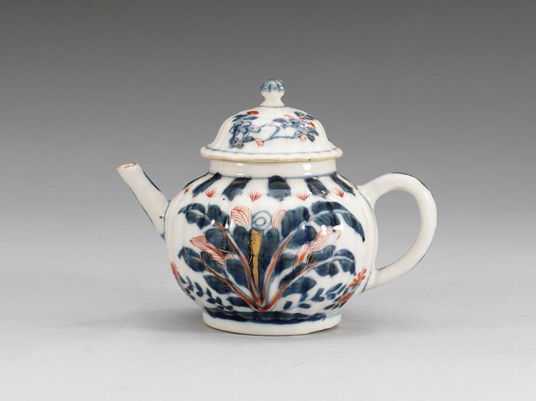 TEKANNA MED LOCK, porslin. Qing dynastin, Kangxi (1662-1722).