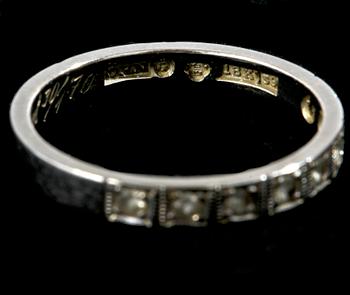RINGAR, 5 st, 18k guld. En ring med åtta diamanter tot ca 0.08 ct.