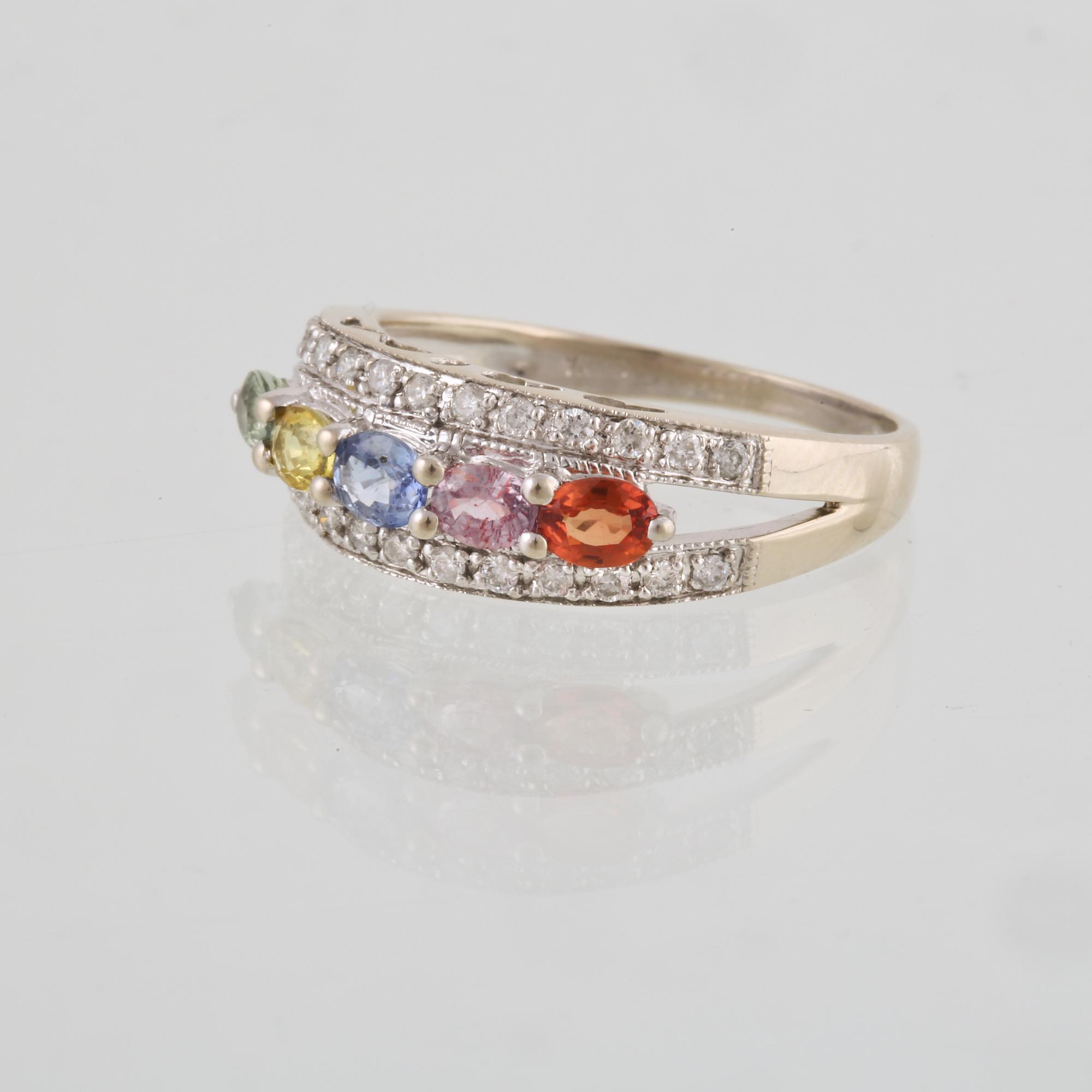 RING, 14K guld med briljantslipade diamanter samt fasettslipade färgade stenar. Vikt 4,7 g.