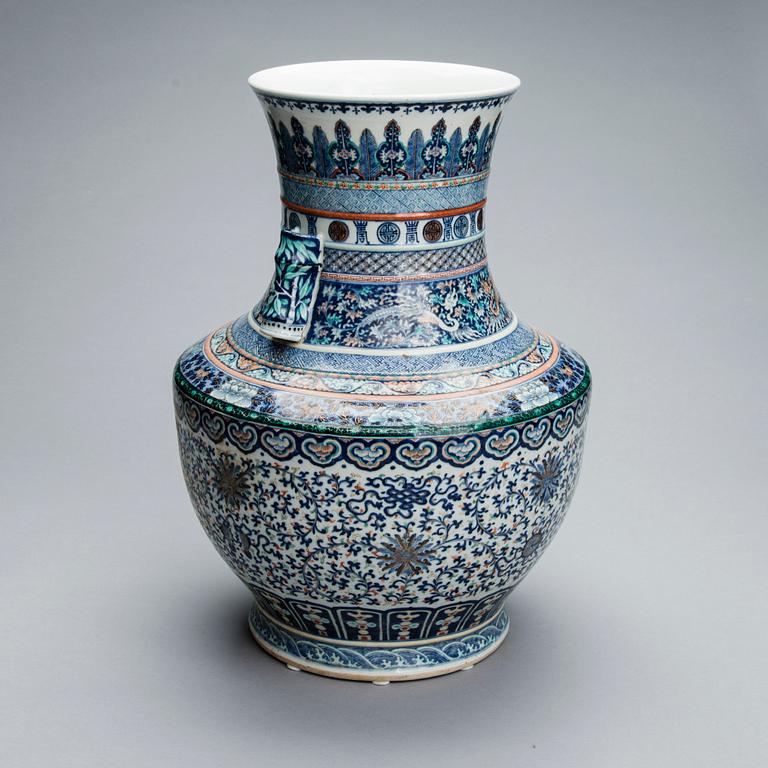 KIINALAINEN UURNA, posliinia. Guangxu 1875-1908.