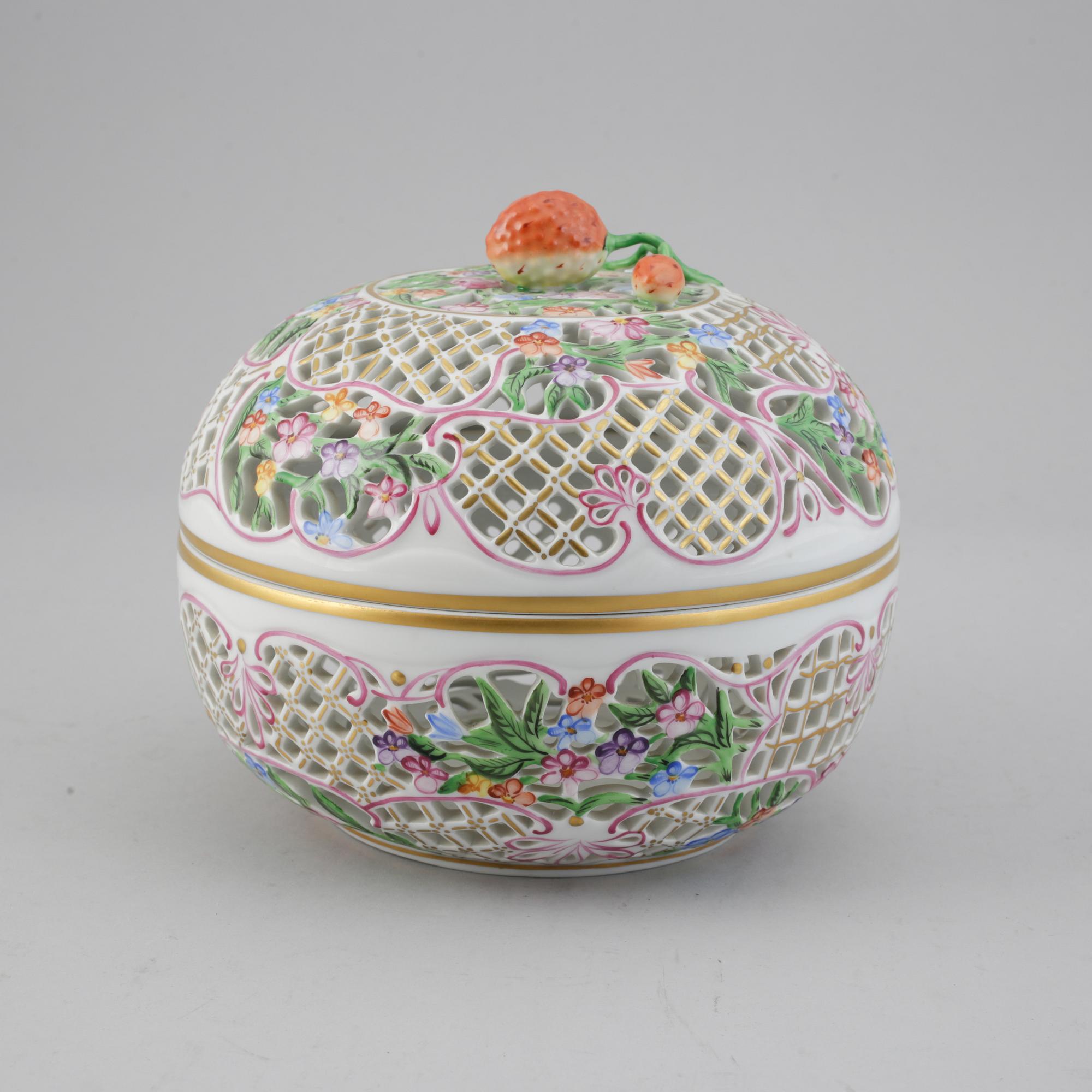 A Herend porcelain bowl with cover, Hungary, 20th century.